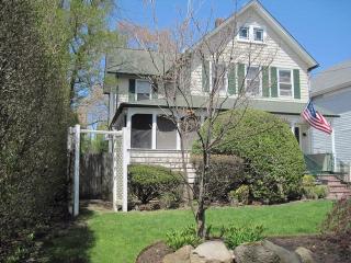 122 Oak St, Amityville, NY 11701-3020