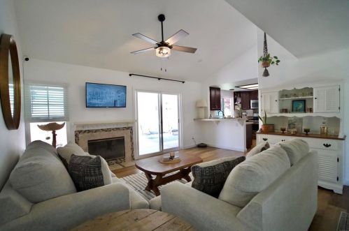 42137 Teatree Ct, Temecula CA  92591-3825 exterior