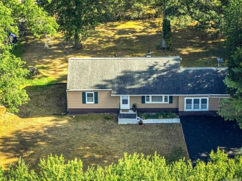 2 Denniston Ln, Rock Tavern, NY 12575-5500