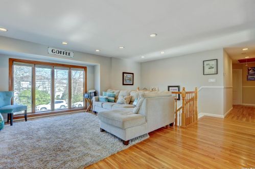 3810 Oxford Ln, Seaford, NY 11783-3536