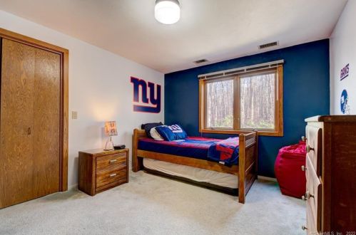 139 Wyneding Hill Rd, Manchester CT  06040-6608 exterior