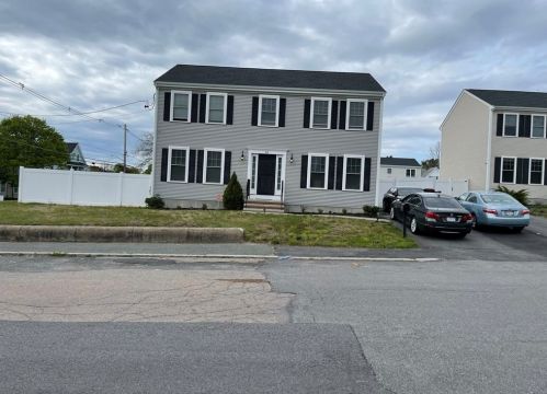 82 Arthur St, Brockton, MA 02302-1803