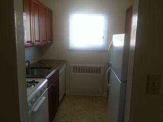 8 Shore Rd, Port Washington NY  11050-2767 exterior