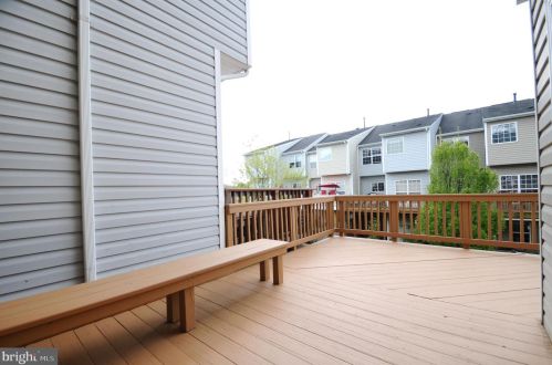209 Hawks View Sq, Leesburg VA  20175-4103 exterior