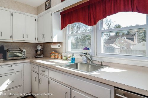 40 Irving Pl, Tinton Falls NJ  07724-1625 exterior