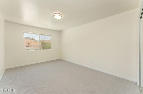 5226 Edgeware Dr, Calabasas CA  91301-2319 exterior