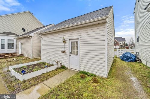 8168 Gilroy Dr, Lorton VA 22079-2936 exterior