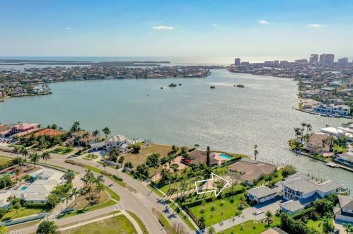 520 Barfield Dr, Marco Island, FL 34145-5921