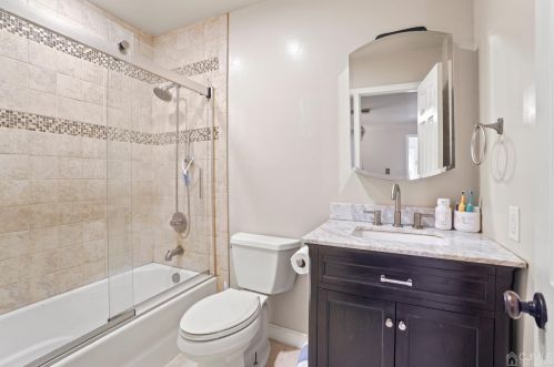 35 Heritage Ln, Perth Amboy NJ  08863-1464 exterior