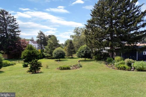 262 Railroad Ln, Red Lion, PA 17356-1301