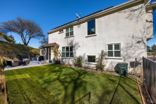 2054 Zinfandel Ct, Vacaville CA  95688-2829 exterior