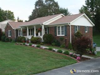1309 Glenheath Dr, Hendersonville, NC 28791-9099