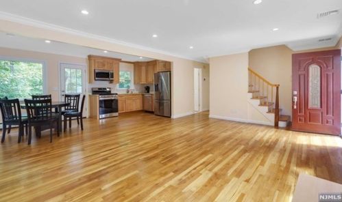 215 Hiawatha Blvd, Oakland NJ  07436-3619 exterior