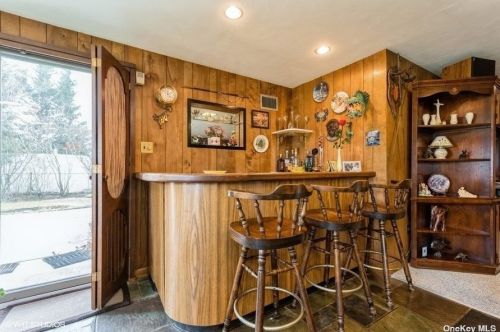 76 Shelbourne Ln, New Hyde Park NY  11040-1044 exterior