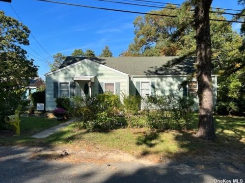 5 Sycamore St, South Setauket, NY 11720-1719