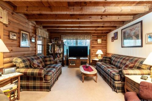 63 Red Oak Hill Rd, Farmington CT  06032-2201 exterior