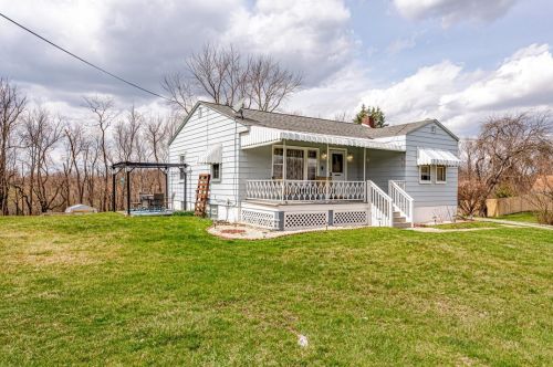 433 Hillview Dr, New Kensington, PA 15068-9422