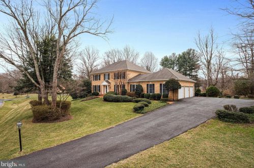 705 Crown Meadow Dr, Great Falls, VA 22066-1412