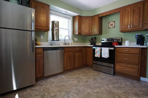 31 Willard Rd, Manchester, CT 06042-3352