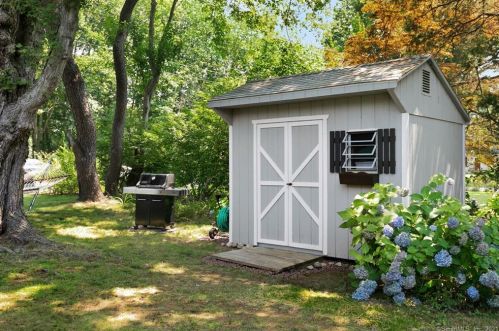 2 Noyes Rd, Lyme CT  06371-1636 exterior