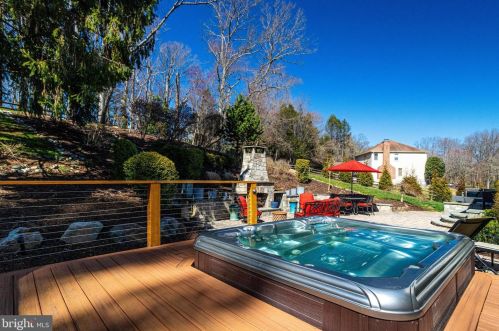 810 Hickory Vale Ln, Great Falls VA  22066-2810 exterior