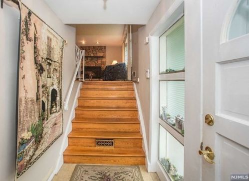 89 Durrell St, Verona, NJ 07044-1721