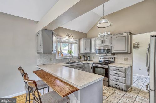 1015 Country Club Rd, Camp Hill PA  17011-1049 exterior