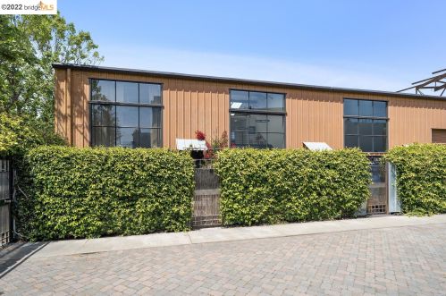 2858 Helen St, Oakland CA  94608-4026 exterior