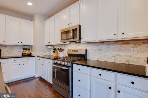 15935 Greymill Manor Dr, Haymarket VA  20169-4927 exterior