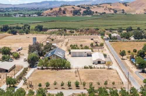 1750 Orchard Rd, Hollister CA  95023-9210 exterior