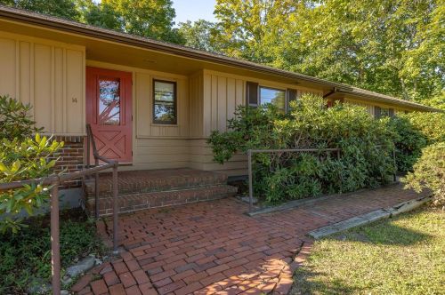 14 Cowell Dr, Lee, NH 03824-2417