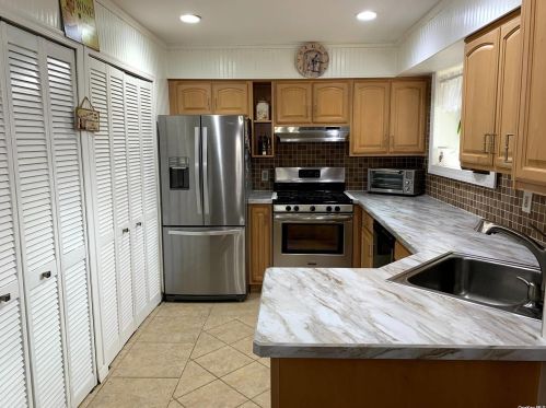 76 Feller Dr, Central Islip, NY 11722-1210