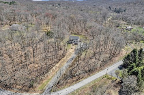303 Sharon Dr, Hookstown, PA 15050-1220