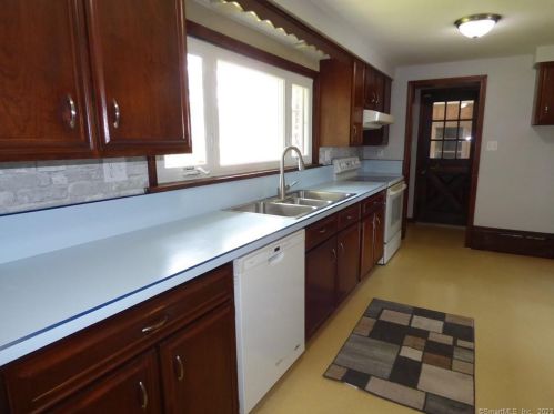 6 Ridgeland Cir, Wallingford CT  06492-2121 exterior