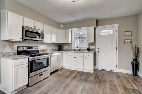 739 Elizabeth St, Oconomowoc, WI 53066-3703