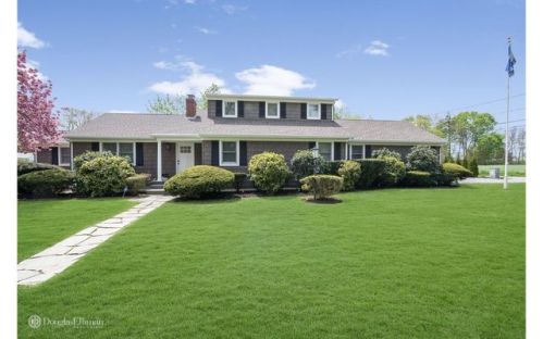 35 Maple Ln, Laurel, NY 11948-2000