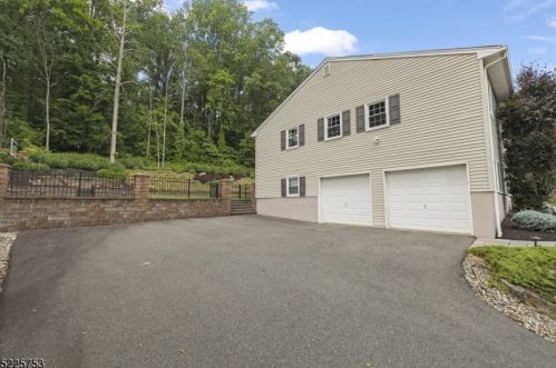 90 Sun Vly Way, Greystone Park NJ 07950-1913 exterior