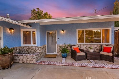 25113 De Wolfe Rd, Santa Clarita, CA 91321-2405