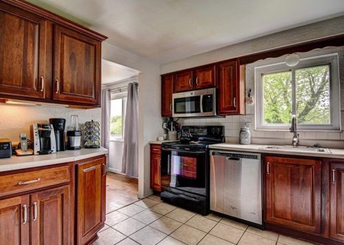 524 Presque Isle Dr, Pittsburgh, PA 15239-2635