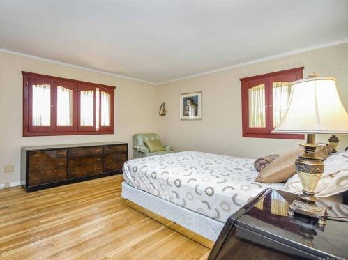 903 Gloucester Ct, Westbury NY  11590-5301 exterior