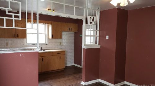 76 Palm St, Bridgeport, CT 06610-1722