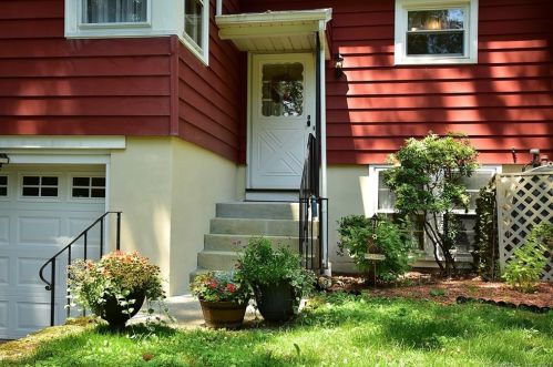 17 Colony Rd, Wapping, CT 06074-2401