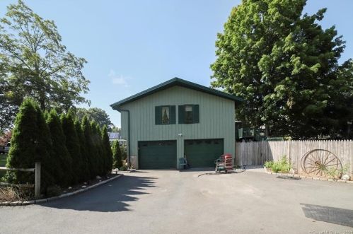 7 White Oak Dr, Southington CT  06489-3835 exterior