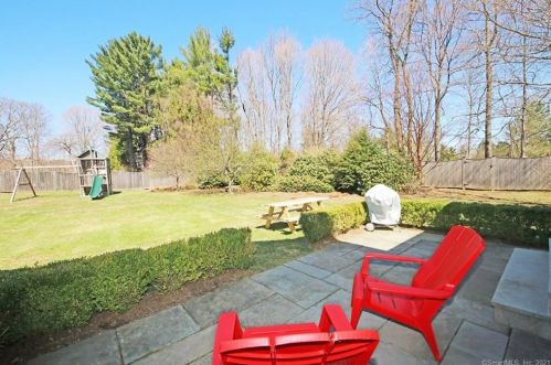 26 Oak Knoll Rd, Ridgefield CT  06877-4334 exterior