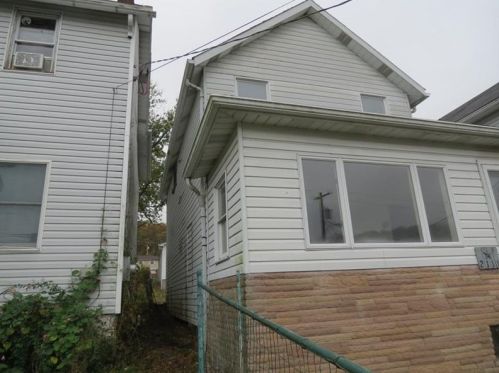 2111 1st St, South Connellsville, PA 15425-5216