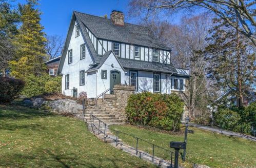 77 Kewanee Rd, New Rochelle NY  10804-1301 exterior