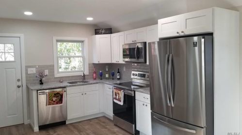 21 Patchogue Rd, Scotts Beach, NY 11789-1420