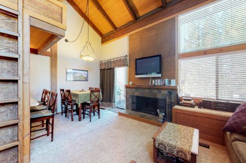 6084 Rocky Point Cir, Truckee, CA 96161-4016