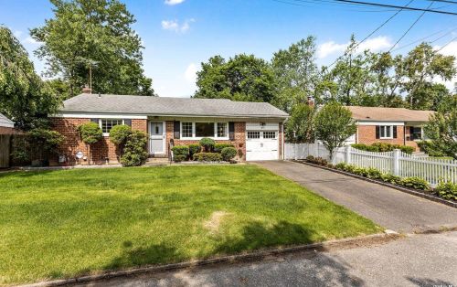 15 Grayley Pl, Huntington Station, NY 11746-3111