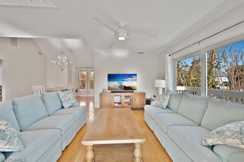 215 Robinwood Cir, Sanibel FL  33957-5722 exterior